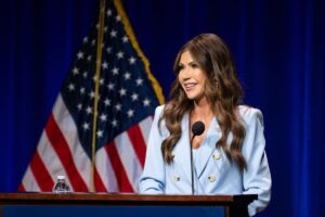 Es oficial: esto dijo Kristi Noem sobre el Alcatraz de los Caimanes para detener migrantes ilegales en Florida imagen-1