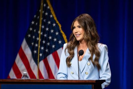 Es oficial: esto dijo Kristi Noem sobre el Alcatraz de los Caimanes para detener migrantes ilegales en Florida imagen-13