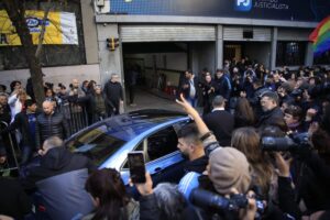 Cristina Kirchner esperó el pronunciamiento de la Corte rodeada de la militancia kirchnerista imagen-3