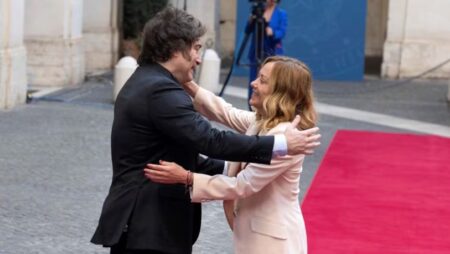 Milei se reunió con Meloni en Roma y avanza un millonario acuerdo energético entre YPF y la italiana ENI imagen-5