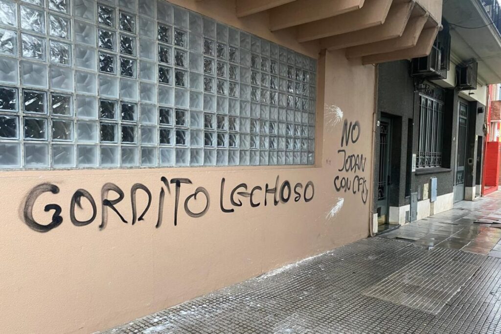 Después de los destrozos en TN: aparecieron pintadas en Radio Rivadavia imagen-5