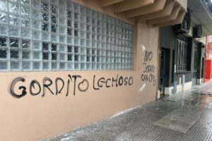 Después de los destrozos en TN: aparecieron pintadas en Radio Rivadavia imagen-2