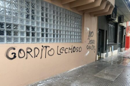 Después de los destrozos en TN: aparecieron pintadas en Radio Rivadavia imagen-7