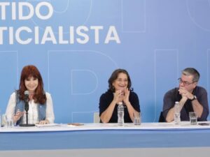 Germán Martínez desafió a la Justicia por las visitas a Cristina y recordó la foto de los libertarios con Astiz imagen-2