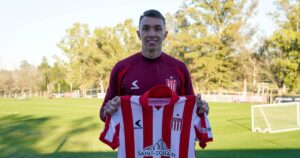 Fernando Muslera firmó su contrato con Estudiantes y posó con la camiseta imagen-3
