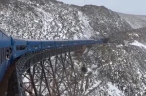 Video: una nevada sorprendió a más de 300 pasajeros a bordo del Tren a las Nubes en Salta imagen-3