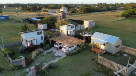 Perdieron todo en la pandemia y se animaron con un proyecto de tiny houses cerca del mar imagen-7