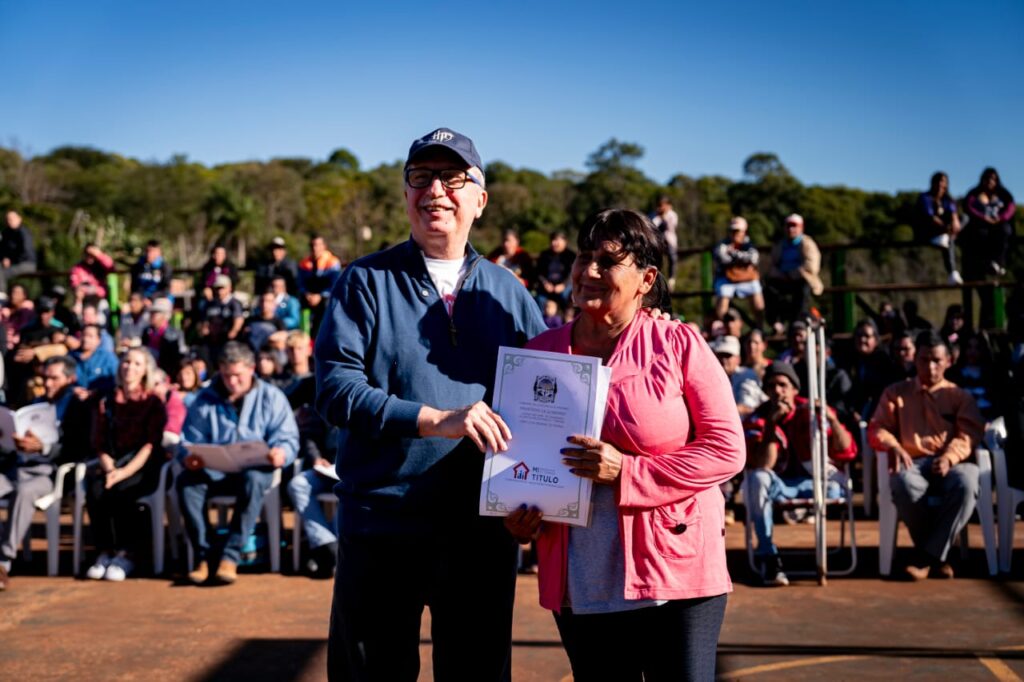 EL GOBIERNO DE MISIONES ENTREGÓ TÍTULOS DE PROPIEDAD A MÁS DE  200 FAMILIAS DE DOS DE MAYO imagen-5