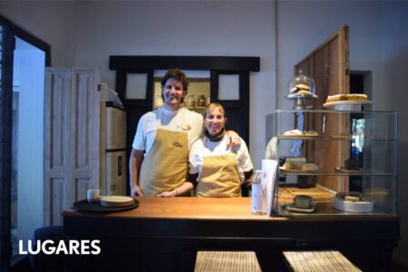 En San Antonio de Areco, una pareja de cocineros abrió un café escondido dentro de una tienda deco imagen-6