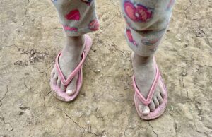 “Hay niños que no tienen chances”: Viven en la emergencia total y hacen lo imposible por sobrevivir imagen-1