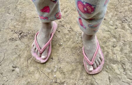 “Hay niños que no tienen chances”: Viven en la emergencia total y hacen lo imposible por sobrevivir imagen-12