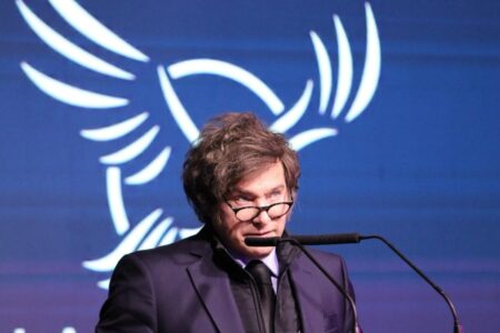 Milei aseguró que puede dar el “batacazo” ante Kicillof en la Provincia y que la oposición tiene “parásitos mentales” imagen-8