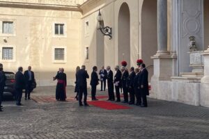 Javier Milei se reúne por primera vez con el papa León XIV en el Vaticano imagen-3