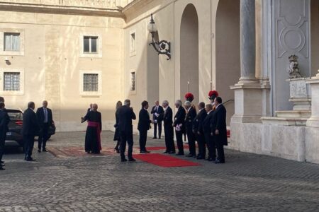 Javier Milei se reúne por primera vez con el papa León XIV en el Vaticano imagen-8