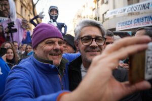 Pablo Echarri se acercó a la casa donde está presa Cristina Kirchner para manifestarle su apoyo imagen-1