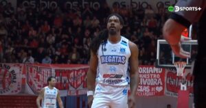 Video: la extraña toalla de un jugador en la Liga Nacional de Básquet imagen-1