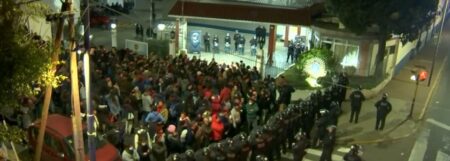 Villa Lugano: un grupo de manifestantes reclama la libertad de Juan Grabois frente a una sede de la Policía Federal imagen-10