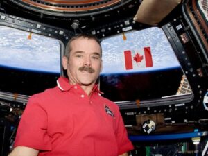 Un astronauta mostró que es lo que pasa cuando se intenta escurrir una toalla mojada en el espacio imagen-2
