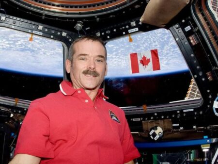 Un astronauta mostró que es lo que pasa cuando se intenta escurrir una toalla mojada en el espacio imagen-5