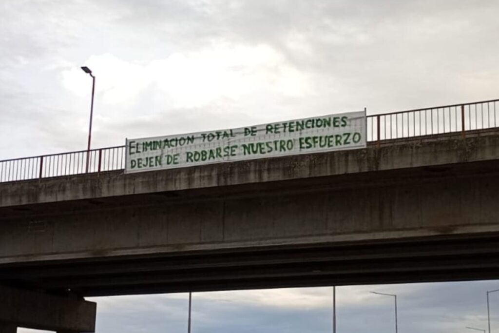 “Estupor”: el agro presiona a días del fin de la rebaja de retenciones y apareció una bandera con un mensaje en plena autopista imagen-4