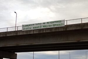 “Estupor”: el agro presiona a días del fin de la rebaja de retenciones y apareció una bandera con un mensaje en plena autopista imagen-3