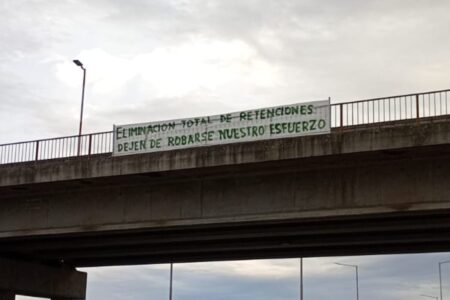 “Estupor”: el agro presiona a días del fin de la rebaja de retenciones y apareció una bandera con un mensaje en plena autopista imagen-12