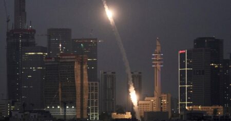 Irán ataca Israel, EN VIVO: el régimen de Teherán afirma que lanzó 200 misiles y 200 drones contra el territorio israelí imagen-8