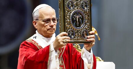 El Papa León XIV vuelve a la tradición y cambia a Francisco: entregó los Sagrados Palios de lana a veintinueve obispos metropolitanos imagen-10