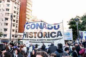 En defensa de la universidad pública: estudiantes, docentes y no docentes marchan a la Secretaría de Educación imagen-3