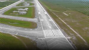 El aeropuerto abandonado de Florida que está siendo convertido en el “Alcatraz de los caimanes” para migrantes indocumentados imagen-1