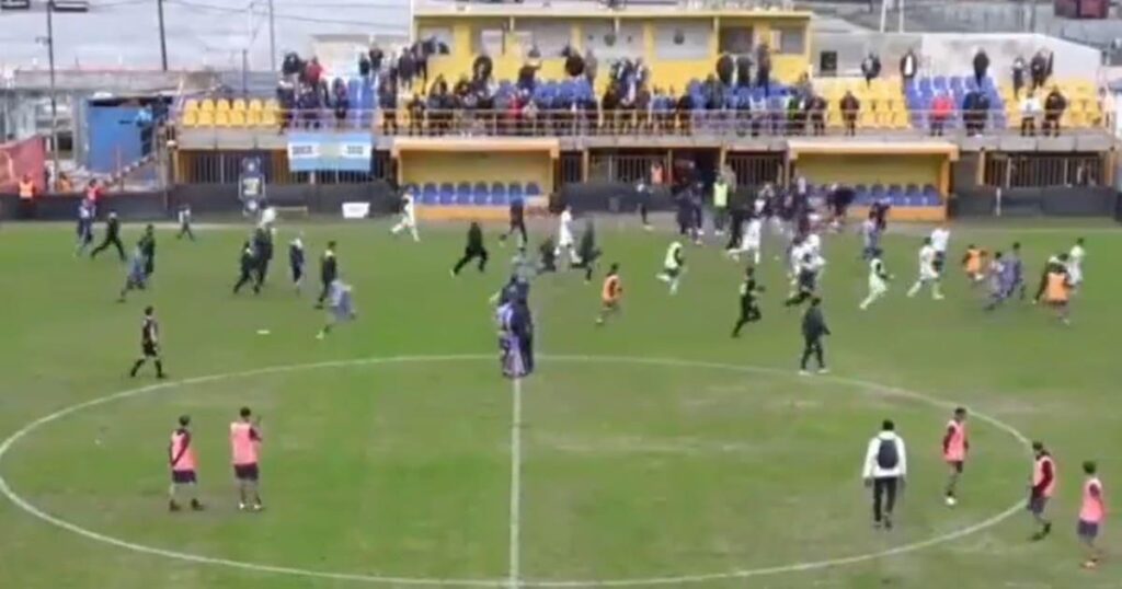 Los comunicados de Dock Sud y Sacachispas tras la batalla campal por el gol de taco imagen-38