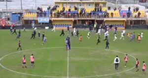 Los comunicados de Dock Sud y Sacachispas tras la batalla campal por el gol de taco imagen-1