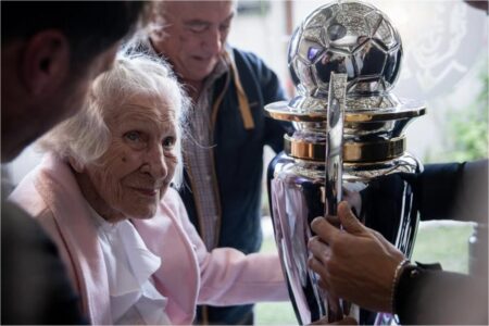 La historia de la abuela de Platense tuvo un final soñado: los jugadores le llevaron el trofeo del campeón imagen-10