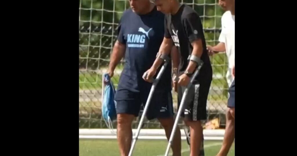 Echeverri y una preocupante imagen con bota ortopédica y muletas en el entrenamiento del Manchester City: ¿se pierde el Mundial? imagen-5