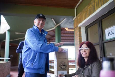 HUGO PASSALACQUA VOTÓ EN OBERÁ Y LLAMÓ A LOS MISIONEROS A HONRAR LA DEMOCRACIA EJERCIENDO EL DERECHO AL VOTO imagen-75