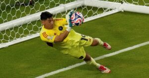 Ustari se vistió de héroe y, tras varias voladas clave, atajó un penal para salvar a Inter Miami ante Al Ahly imagen-3