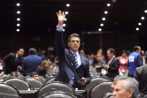 Es uno de los famosos más reconocidos en Televisa y ahora es diputado: así vivió como ilegal en EE.UU. y fue deportado imagen-2