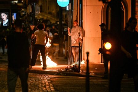 Dos hinchas muertos y un policía en coma tras los festejos en París por el triunfo del PSG imagen-7