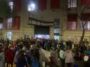 Condena a Cristina Kirchner: estudiantes tomaron la facultad de Filosofía y Letras en reclamo contra el fallo imagen-1