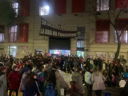 Condena a Cristina Kirchner: estudiantes tomaron la facultad de Filosofía y Letras en reclamo contra el fallo imagen-11