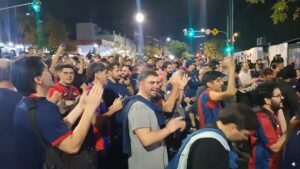 San Lorenzo: hinchas se manifestaron en la sede de la avenida La Plata contra el presidente Moretti imagen-3