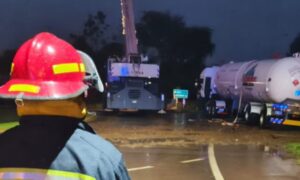 Sin incidentes, retiran camión con gas propano que volcó en Campo Viera imagen-4