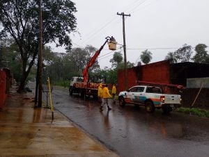 Temporal en Puerto Iguazú: Energía de Misiones ya logró reponer el 70% del servicio y continúan las tareas en los barrios imagen-6