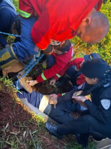 Apóstoles: conmovedor rescate de un labrador que había caído a un pozo y estuvo desaparecido cinco días imagen-1
