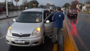 Choque entre colectivo y auto con patente paraguaya en Posadas dejó heridos y daños materiales imagen-2