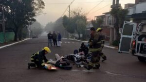 Accidente en Jardín América: dos jóvenes heridos tras el choque entre una moto y un auto imagen-2