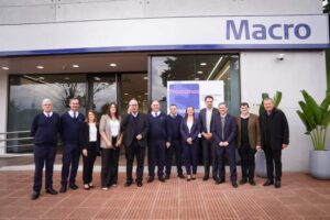 Passalacqua acompañó la inauguración de la nueva sede del banco Macro en 25 de Mayo imagen-1