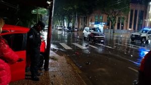 Posadas | Dos automóviles colisionaron y uno terminó impactando a un local comercial imagen-9