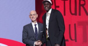 Khaman Maluach y una historia de superación casi irreal: fue refugiado de guerra, lo descubrieron en la calle y ahora es una de las nuevas estrellas de la NBA imagen-2