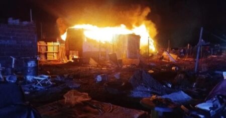 Dos heridos graves por el incendio de un colectivo donde vivía una familia de 9 personas en Río Gallegos imagen-5